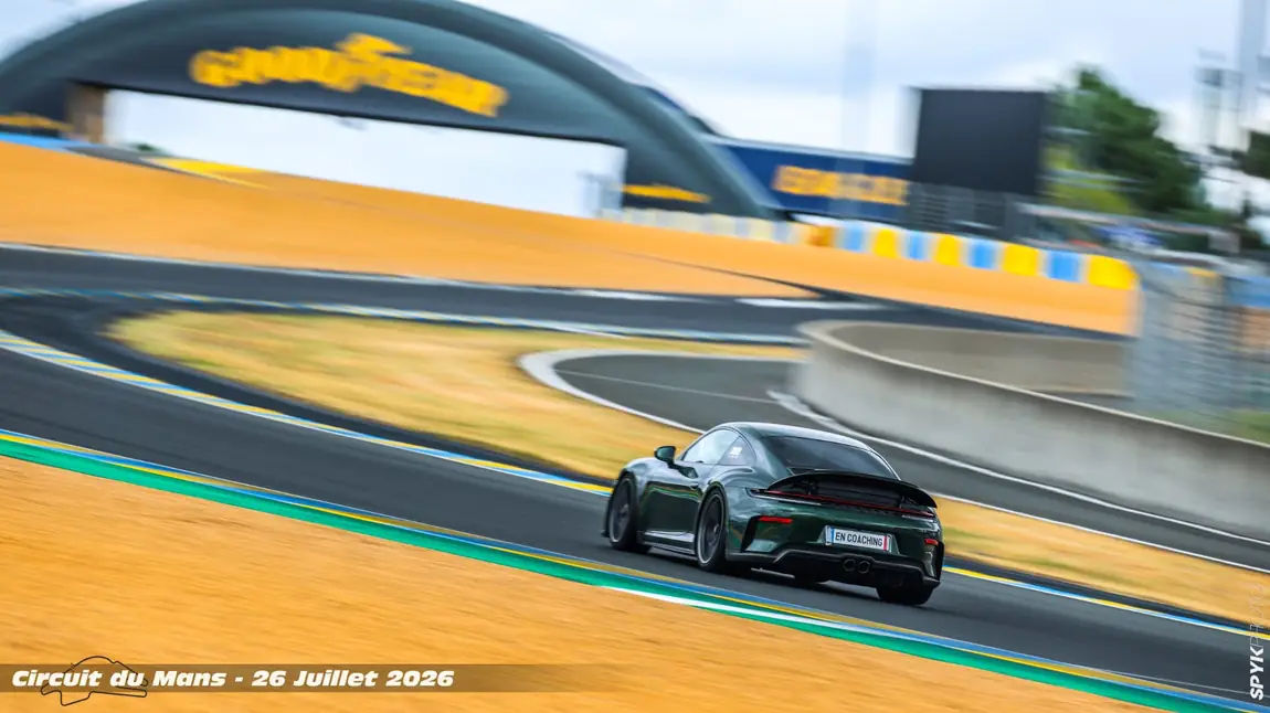 Porsche 911 GT3 992.2 sur circuit